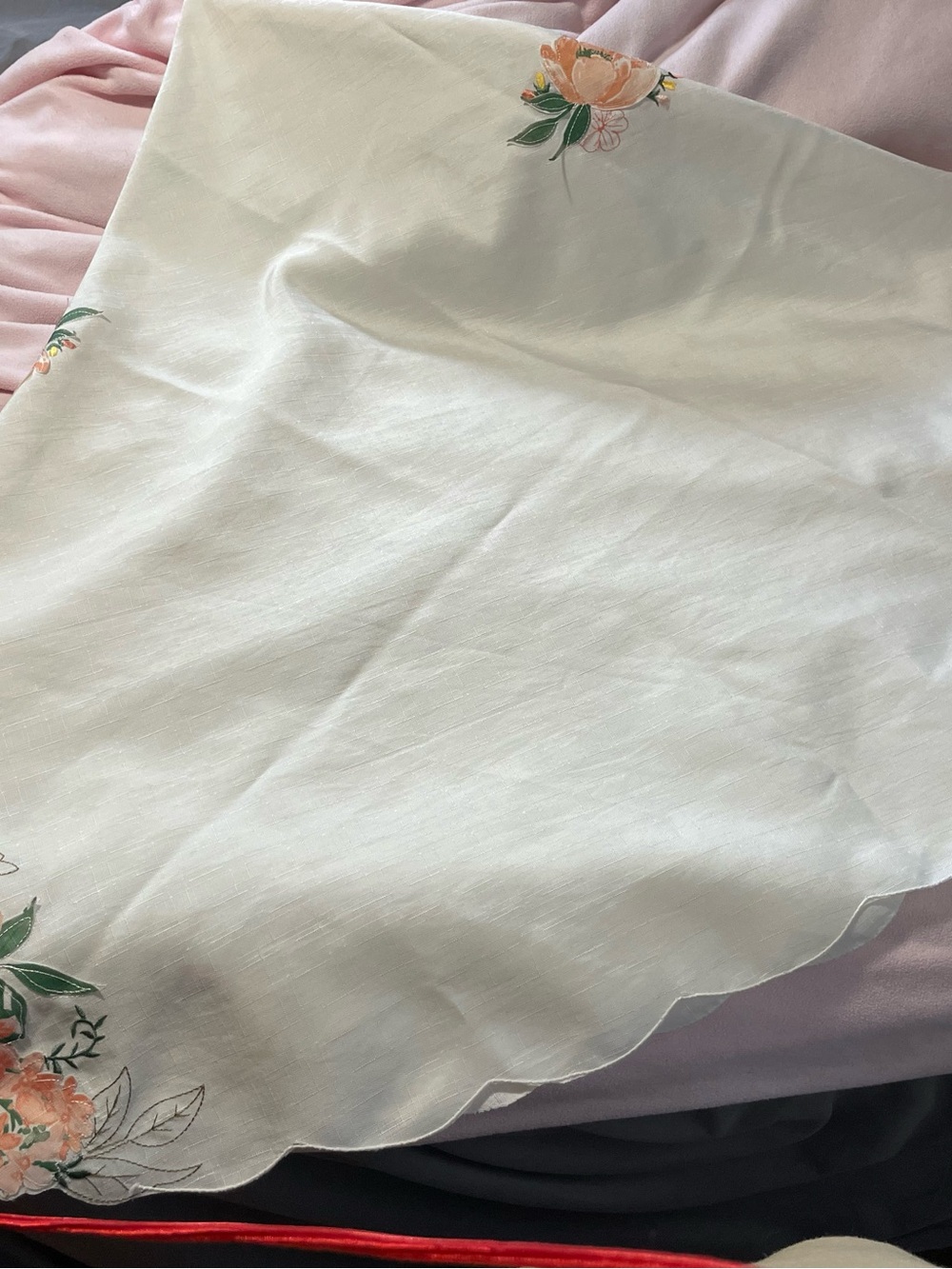 Cream Floral Scalloped Tablecloth - Elegant Dining Accent